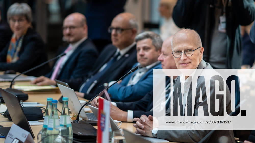 Auftakt Beginn der MPK - Peter Tschentscher, Erster Bürgermeister Hamburg;Konferenz der Regierungschefs der Länder Ministerpräsidentenkonferenz MPK in Berlin, Berlin Berlin Deutschland Bundesratsgebäude