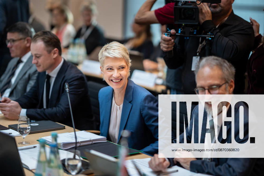Auftakt Beginn der MPK - Manuela Schwesig, Ministerpräsidentin Mecklenburg-Vorpommern;Konferenz der Regierungschefs der Länder Ministerpräsidentenkonferenz MPK in Berlin, Berlin Berlin Deutschland Bundesratsgebäude