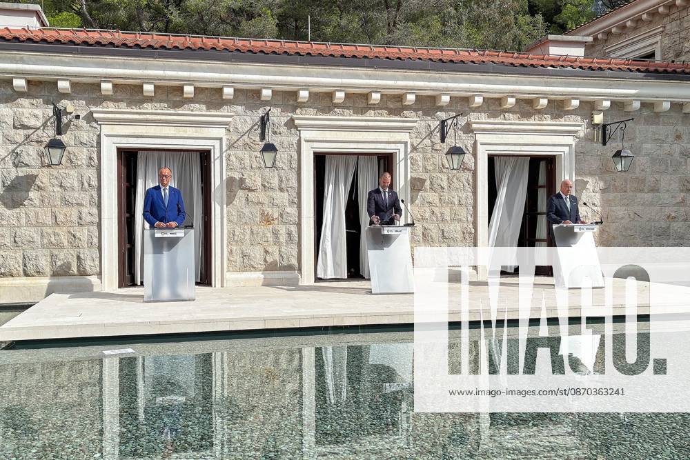 Sveti Stefan, Montenegro, 22.10.2026: Auslandsreise des Kanzlers zum Berlin Prozess -Gipfel: Pressekonferenz mit Bundeskanzler Friedrich Merz (CDU), dem Premierminister von montenegro Milojko Spajic und dem Bundeskanzler von Österreich Christian Stocker