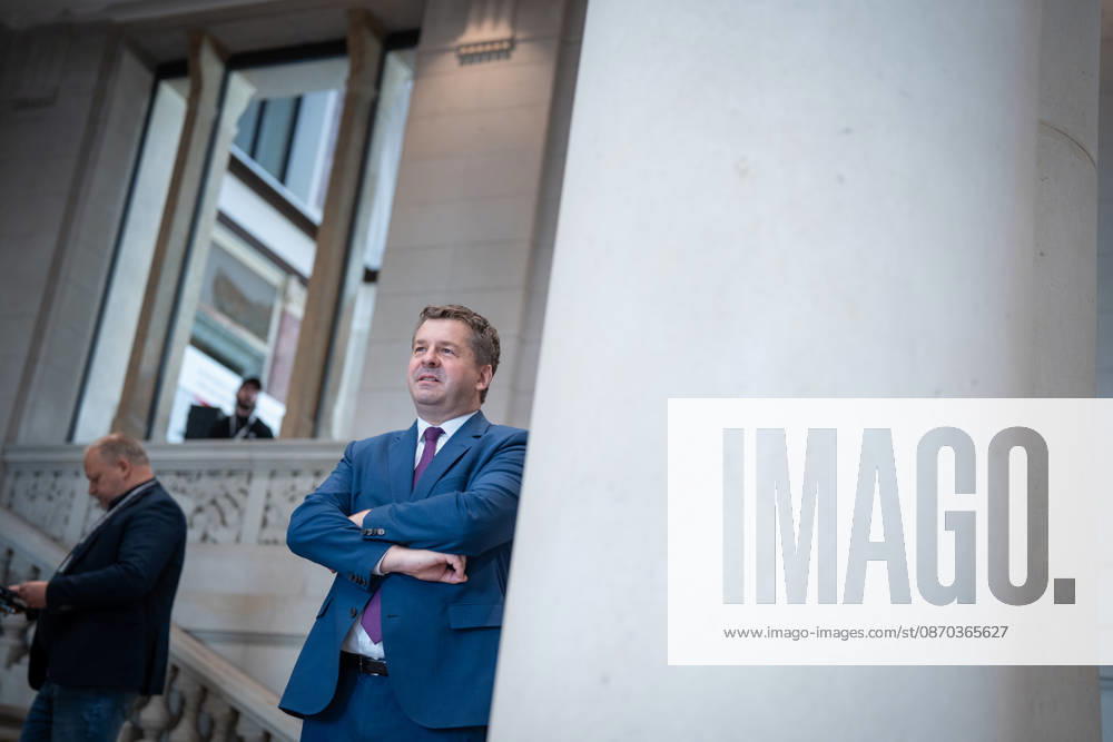 Ankunft im Bundesratsgebäude - Sven Schulze, geschäftsführender Ministerpräsident Sachsen-Anhalt;Konferenz der Regierungschefs der Länder Ministerpräsidentenkonferenz MPK in Berlin, Berlin Berlin Deutschland Bundesratsgebäude