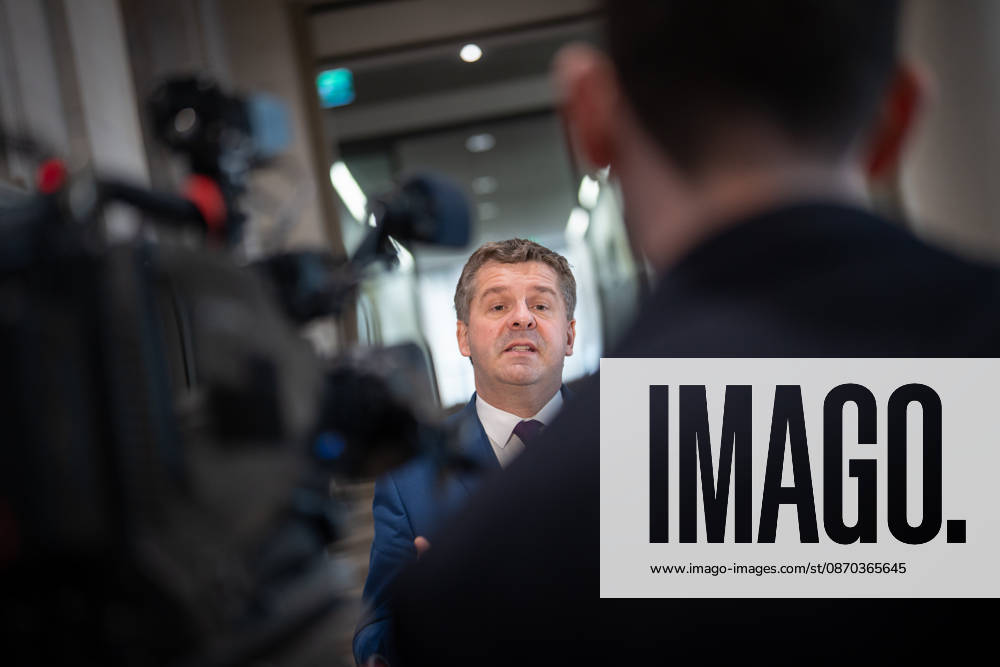 Ankunft im Bundesratsgebäude - Sven Schulze, geschäftsführender Ministerpräsident Sachsen-Anhalt;Konferenz der Regierungschefs der Länder Ministerpräsidentenkonferenz MPK in Berlin, Berlin Berlin Deutschland Bundesratsgebäude