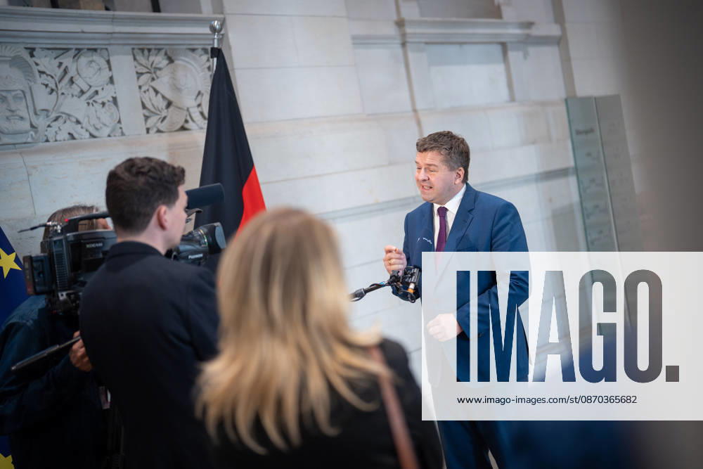 Ankunft im Bundesratsgebäude - Sven Schulze, geschäftsführender Ministerpräsident Sachsen-Anhalt;Konferenz der Regierungschefs der Länder Ministerpräsidentenkonferenz MPK in Berlin, Berlin Berlin Deutschland Bundesratsgebäude