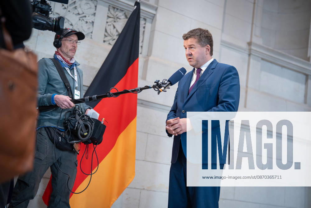 Ankunft im Bundesratsgebäude - Sven Schulze, geschäftsführender Ministerpräsident Sachsen-Anhalt;Konferenz der Regierungschefs der Länder Ministerpräsidentenkonferenz MPK in Berlin, Berlin Berlin Deutschland Bundesratsgebäude