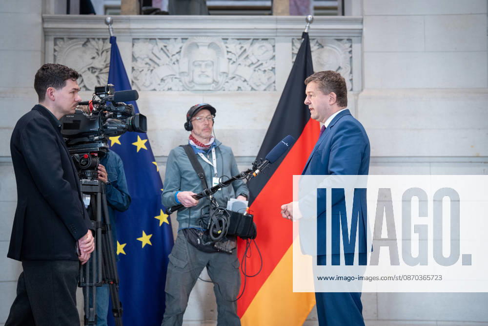 Ankunft im Bundesratsgebäude - Sven Schulze, geschäftsführender Ministerpräsident Sachsen-Anhalt;Konferenz der Regierungschefs der Länder Ministerpräsidentenkonferenz MPK in Berlin, Berlin Berlin Deutschland Bundesratsgebäude