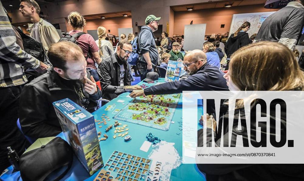 Messebesucher spielen Rebirth am Donnerstag, dem 10 22 2026. Erster Tag der Spielemesse Essen. Die SPIEL Essen findet vom 22. bis 25. Oktober 2026 auf dem Gelände der Messe Essen statt Deutschland NRW Essen
