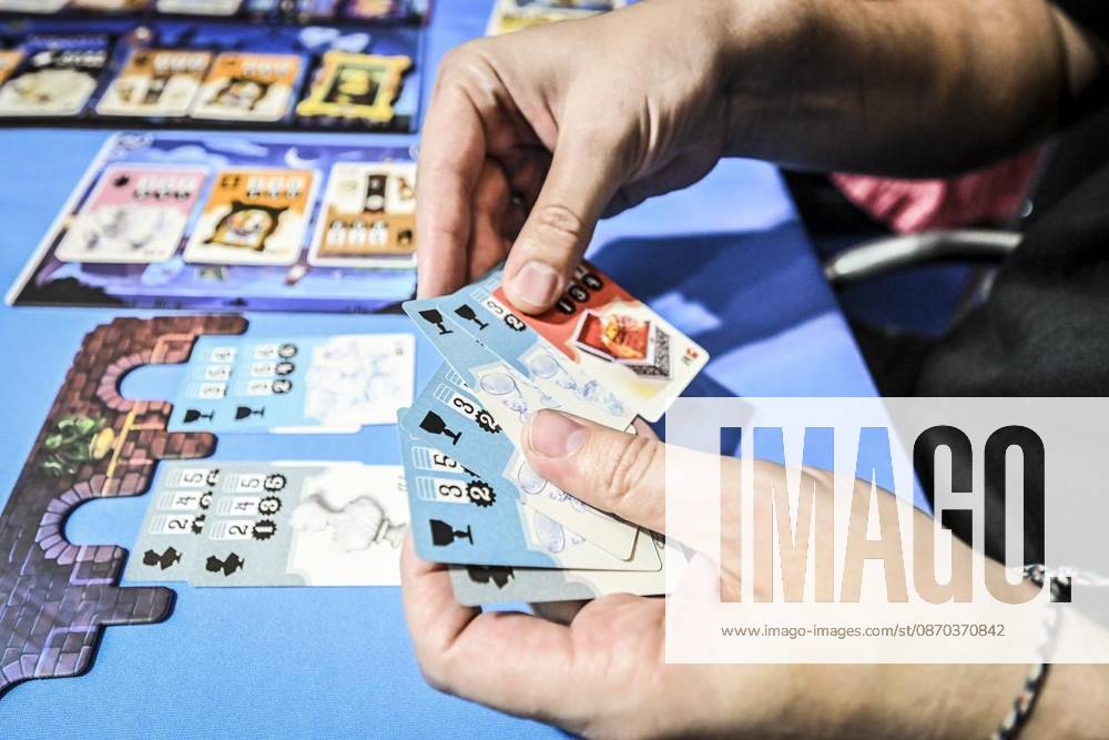 Redakteurin Kirsten Gnoht spielt das Spiel Stibitzt am Donnerstag, dem 10 22 2026. Erster Tag der Spielemesse Essen. Die SPIEL Essen findet vom 22. bis 25. Oktober 2026 auf dem Gelände der Messe Essen statt Deutschland NRW Essen