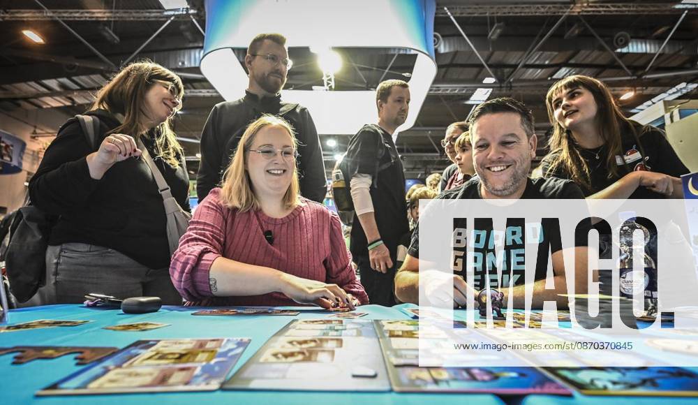 Redakteurin Kirsten Gnoht spielt das Spiel Stibitzt am Donnerstag, dem 10 22 2026. Erster Tag der Spielemesse Essen. Die SPIEL Essen findet vom 22. bis 25. Oktober 2026 auf dem Gelände der Messe Essen statt Deutschland NRW Essen