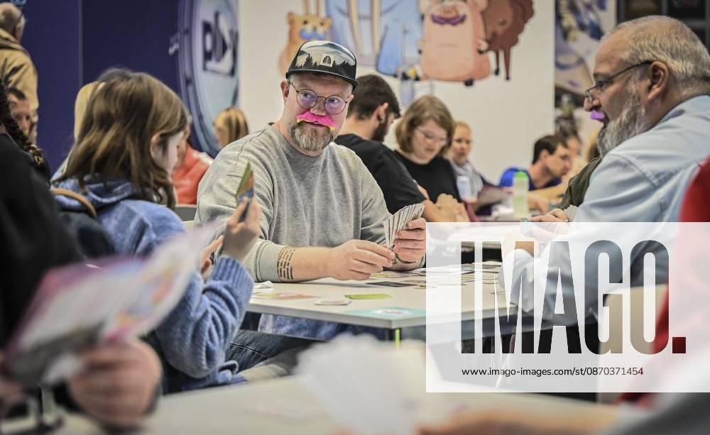 Spielen das Spiel Moustaches am Donnerstag, dem 10 22 2026. Erster Tag der Spielemesse Essen. Die SPIEL Essen findet vom 22. bis 25. Oktober 2026 auf dem Gelände der Messe Essen statt Deutschland NRW Essen
