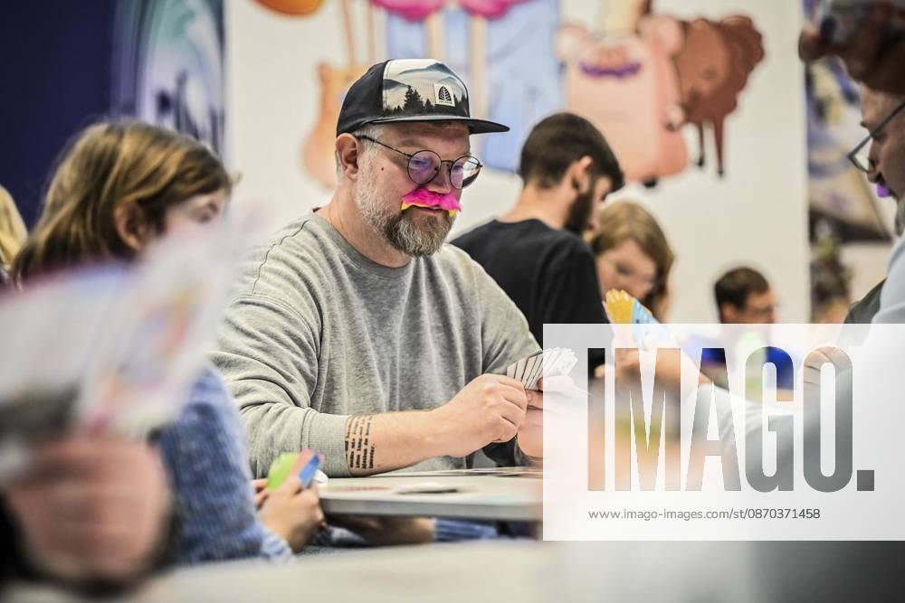 Spielen das Spiel Moustaches am Donnerstag, dem 10 22 2026. Erster Tag der Spielemesse Essen. Die SPIEL Essen findet vom 22. bis 25. Oktober 2026 auf dem Gelände der Messe Essen statt Deutschland NRW Essen