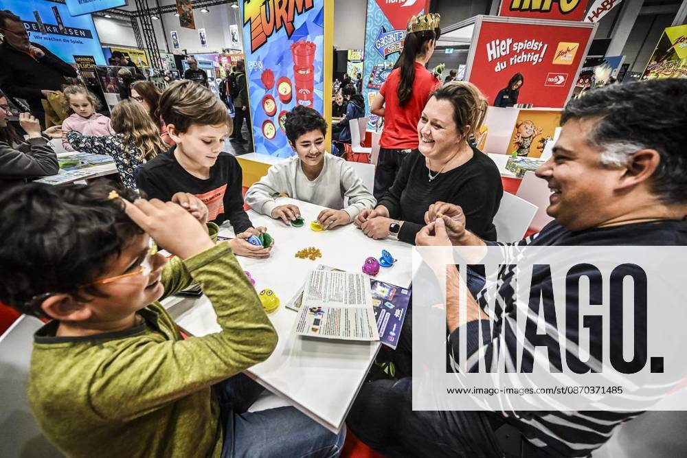 Messebesucher spielen Brabbel Krabben am Donnerstag, dem 10 22 2026. Erster Tag der Spielemesse Essen. Die SPIEL Essen findet vom 22. bis 25. Oktober 2026 auf dem Gelände der Messe Essen statt Deutschland NRW Essen