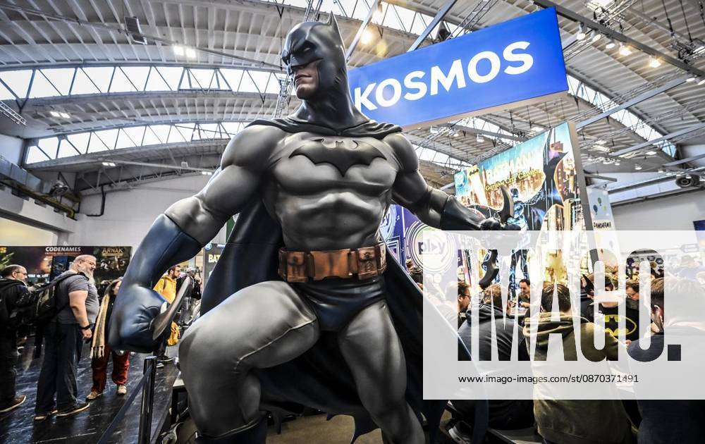 Messebesucher spielen das Spiel Batman von Kosmos am Donnerstag, dem 10 22 2026. Erster Tag der Spielemesse Essen. Die SPIEL Essen findet vom 22. bis 25. Oktober 2026 auf dem Gelände der Messe Essen statt Deutschland NRW Essen