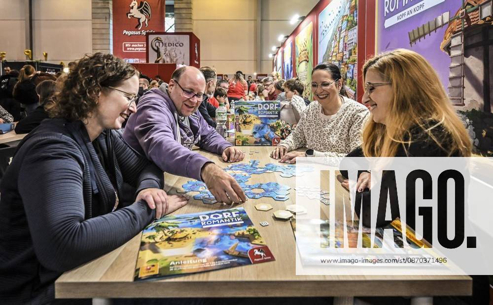 Messebesucher spielen das Spiel Dorf Romantik am Donnerstag, dem 10 22 2026. Erster Tag der Spielemesse Essen. Die SPIEL Essen findet vom 22. bis 25. Oktober 2026 auf dem Gelände der Messe Essen statt Deutschland NRW Essen