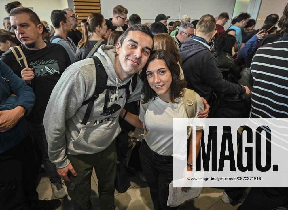 Stehen vorne in der Menschenschlange Für den Einlass: Sergi Madronero und Anna Jovells aus Barcelona am Donnerstag, dem 10 22 2026. Erster Tag der Spielemesse Essen. Die SPIEL Essen findet vom 22. bis 25. Oktober 2026 auf dem Gelände der Messe Essen statt Deutschland NRW Essen