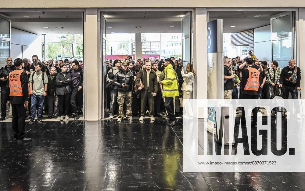Menschenmenge wartet auf Einlass am Donnerstag, dem 10 22 2026. Erster Tag der Spielemesse Essen. Die SPIEL Essen findet vom 22. bis 25. Oktober 2026 auf dem Gelände der Messe Essen statt Deutschland NRW Essen