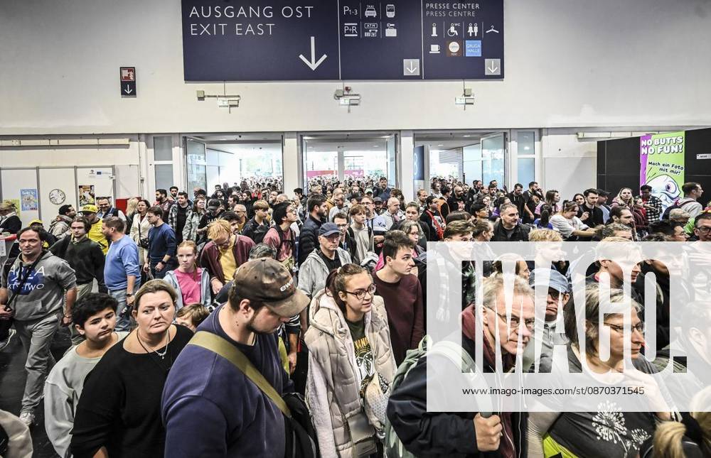 Die ersten besucher stürmen die Messe am Donnerstag, dem 10 22 2026. Erster Tag der Spielemesse Essen. Die SPIEL Essen findet vom 22. bis 25. Oktober 2026 auf dem Gelände der Messe Essen statt Deutschland NRW Essen