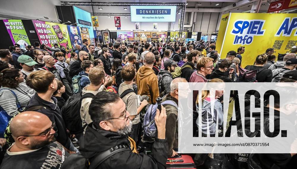 Die ersten besucher stürmen die Messe am Donnerstag, dem 10 22 2026. Erster Tag der Spielemesse Essen. Die SPIEL Essen findet vom 22. bis 25. Oktober 2026 auf dem Gelände der Messe Essen statt Deutschland NRW Essen