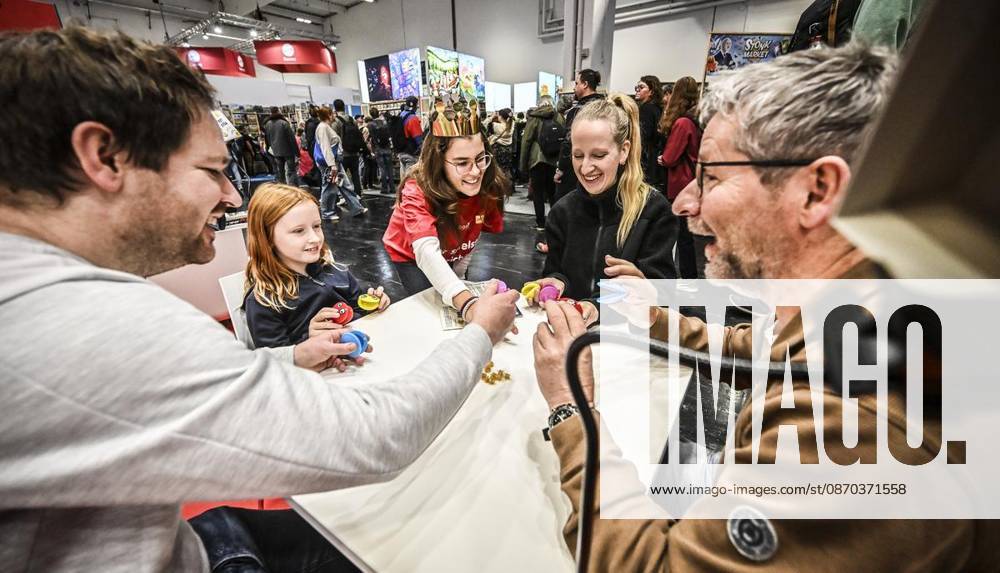 Messebesucher spielen Brabbel Krabben am Donnerstag, dem 10 22 2026. Erster Tag der Spielemesse Essen. Die SPIEL Essen findet vom 22. bis 25. Oktober 2026 auf dem Gelände der Messe Essen statt Deutschland NRW Essen