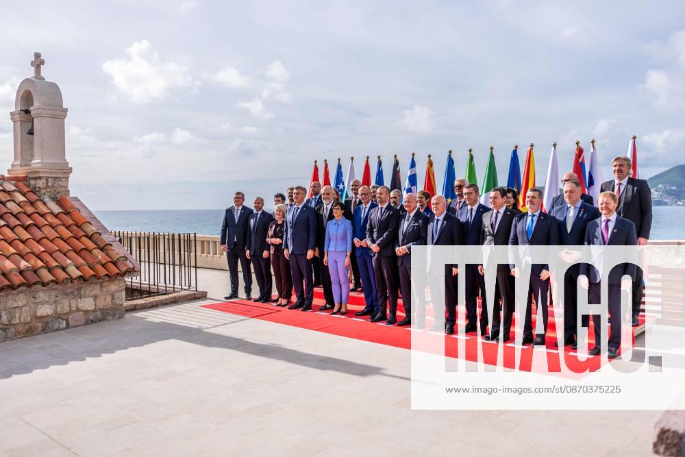 Sveti Stefan, Montenegro, 22.10.2026: Auslandsreise des Kanzlers zum Berlin Prozess -Gipfel: Der deutsche Bundeskanzler Friedrich Merz (CDU) und weitere Teilnehmer auf dem Familienfoto . Angekündigt waren Milojko Spajic, Duro Macut, Edi Rama, Albin Kurti, Hristijan Mickoski, Borjana Kristo, Christian Stocker, Andrej Plenkovis, Antonio Tajani, Benjamin Haddad, Thomas Byrne, Tone Kajzer, Stewart Martin Wood, Marcin Bosacki, Atanas Pekanov (Foto: Michael Kappeler, Pool)