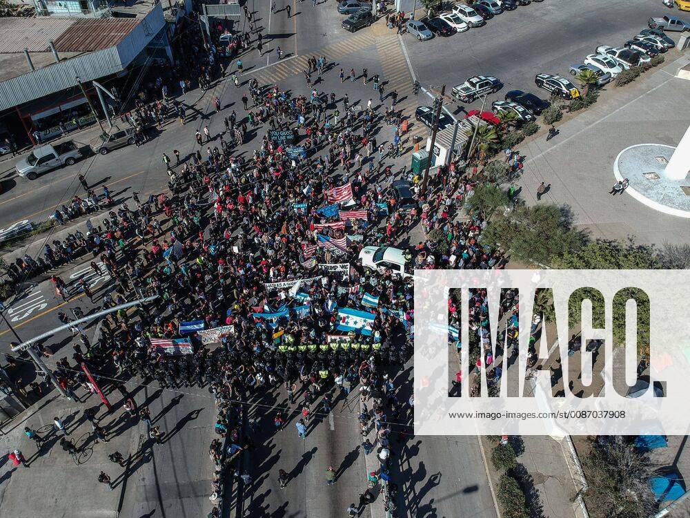 Groups of people try to cross El Chaparral, in the city of Tijuana, in the state of Baja California, Mexico, 25 November 2018. A group of migrants from the caravan of Central Americans who advanced today towards the San Ysidro (USA) gateway deviated from the planned route to try to cross the border wall by other points, while the US border police threw tear gas . They stopped some friends who were going to throw themselves (from the wall) and they threw a bomb at us and an North American was signaling that he was going to kill us said Alexis, a Honduran migrant member of the caravan. Migrants try to cross wall with USA and they receive tear gas !ACHTUNG: NUR REDAKTIONELLE NUTZUNG!