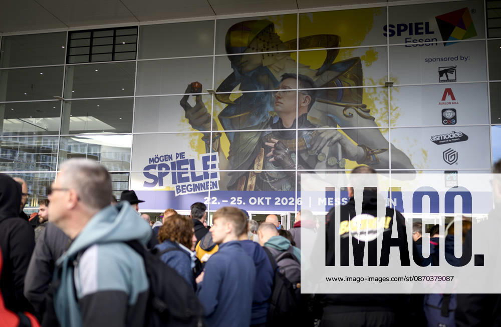 Besucher warten vor dem Eingang Ost, Ansturm, dahinter das Moto der SPIEL 26, am 22.10.2026 Messe SPIEL Essen vom 22.10 - 25.10.2026 in E s s e n Deutschland. Grugahalle