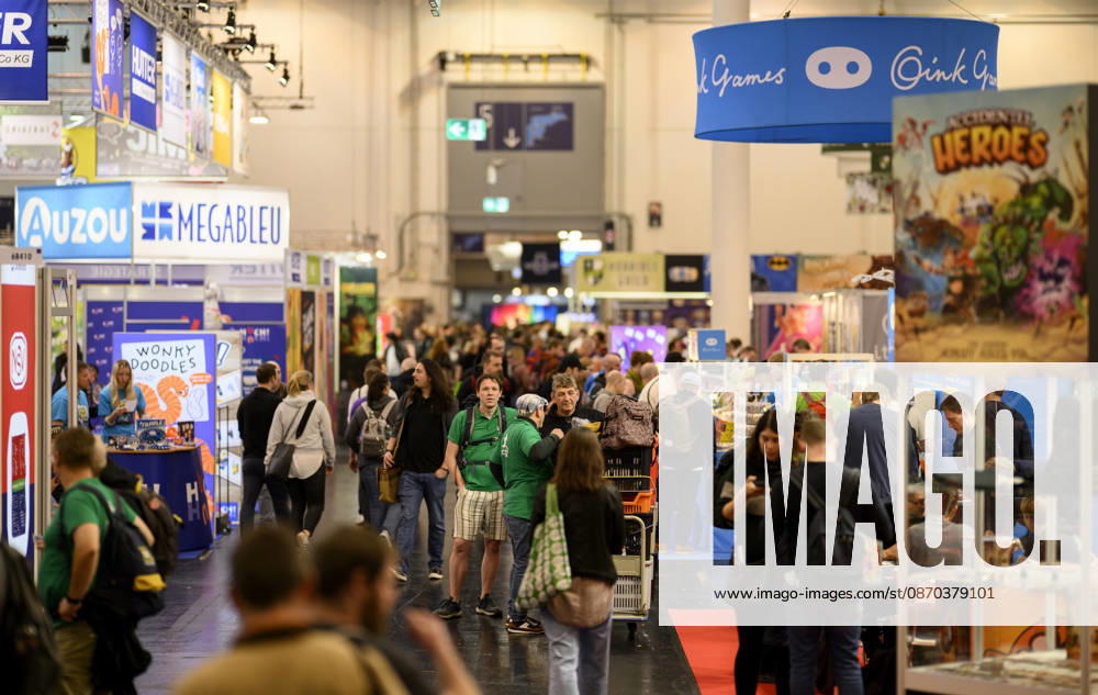 Besucher und Besucherinnen in den Messenhallen, am 22.10.2026 Messe SPIEL Essen vom 22.10 - 25.10.2026 in E s s e n Deutschland. Grugahalle