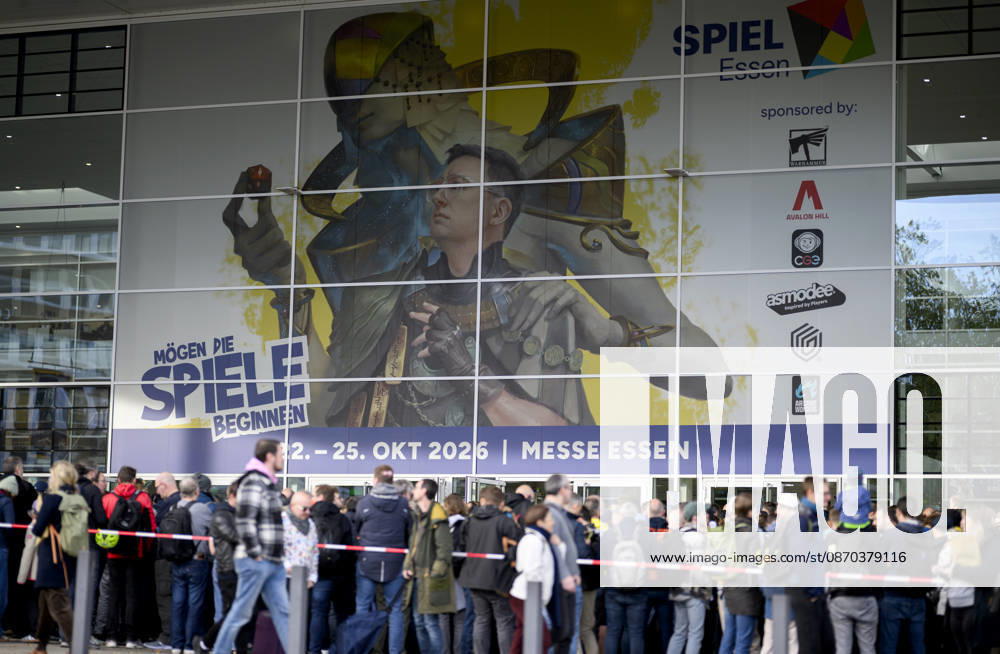 Besucher warten vor dem Eingang Ost, Ansturm, dahinter das Moto der SPIEL 26, am 22.10.2026 Messe SPIEL Essen vom 22.10 - 25.10.2026 in E s s e n Deutschland. Grugahalle