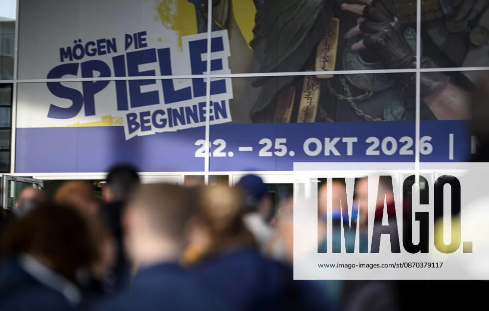 Besucher warten vor dem Eingang Ost, Ansturm, dahinter das Moto der SPIEL 26, am 22.10.2026 Messe SPIEL Essen vom 22.10 - 25.10.2026 in E s s e n Deutschland. Grugahalle