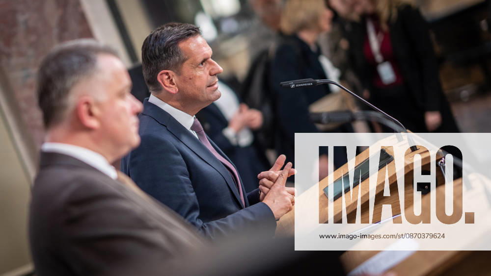 Abschlusspressekonferenz - Gordon Schnieder, Ministerpräsident Rheinland-Pfalz, mit Olaf Lies, Ministerpräsident Niedersachsen (von links);Konferenz der Regierungschefs der Länder Ministerpräsidentenkonferenz MPK in Berlin - Abschlusspresskonferenz, Berlin Berlin Deutschland Bundesratsgebäude
