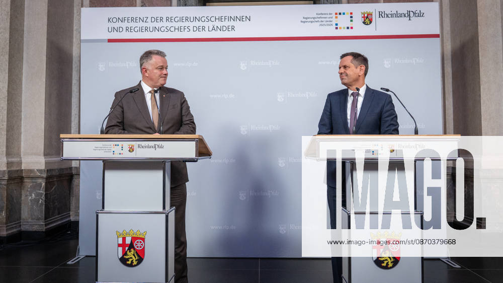 Abschlusspressekonferenz - Gordon Schnieder, Ministerpräsident Rheinland-Pfalz, mit Olaf Lies, Ministerpräsident Niedersachsen (von links);Konferenz der Regierungschefs der Länder Ministerpräsidentenkonferenz MPK in Berlin - Abschlusspresskonferenz, Berlin Berlin Deutschland Bundesratsgebäude