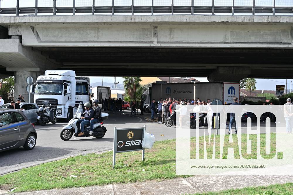 Trucks blockade Via Argine to protest fuel and living costs, Naples, October 22, 2026 Naples Italy - ZUMAa289 20261022_zia_a289_084
