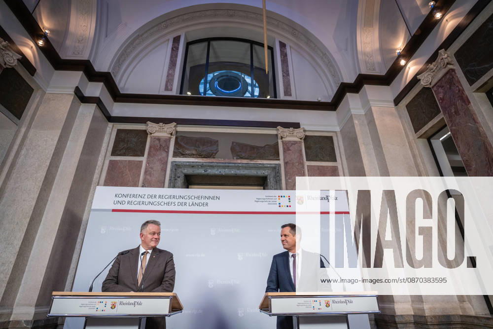 Abschlusspressekonferenz - Gordon Schnieder, Ministerpräsident Rheinland-Pfalz, mit Olaf Lies, Ministerpräsident Niedersachsen (von links);Konferenz der Regierungschefs der Länder Ministerpräsidentenkonferenz MPK in Berlin - Abschlusspresskonferenz, Berlin Berlin Deutschland Bundesratsgebäude