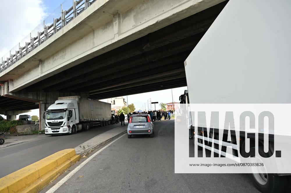 IPA90034437 - Naples. Blockade and protest by truck drivers at the Via Argine roundabout over high fuel prices and the high cost of living
