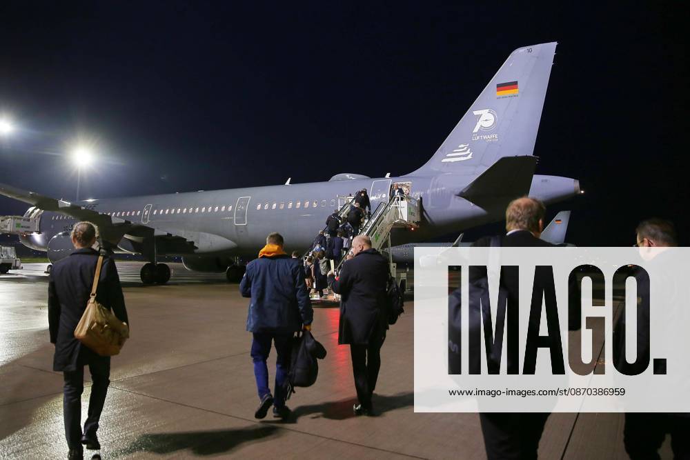 Schönefeld bei Berlin, Brandenburg, Deutschland, 22.10.2026: Flughafen BER: Auslandsreise des Kanzlers nach Montenegro: Journalisten auf dem Weg zu einer Maschine der Flugbereitschaft, um Bundeskanzler Friedrich Merz (CDU) zu begleiten.