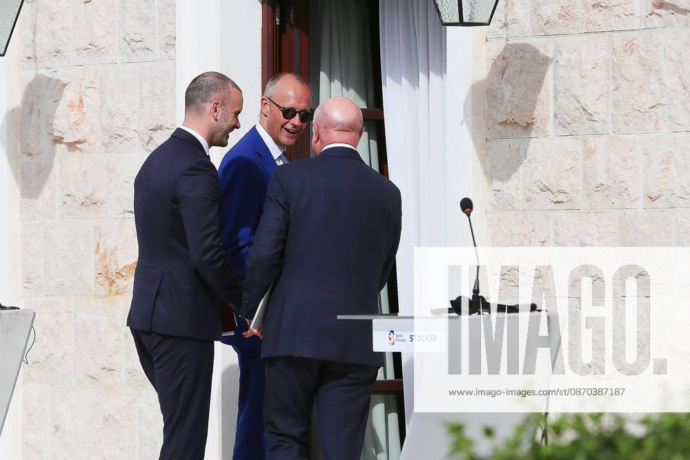 Sveti Stefan, Montenegro, 22.10.2026: Auslandsreise des Kanzlers zum Berlin Prozess -Gipfel: Pressekonferenz mit dem Premierminister von Montenegro Milojko Spajic, Bundeskanzler Friedrich Merz (CDU) und dem Bundeskanzler von Österreich Christian Stocker