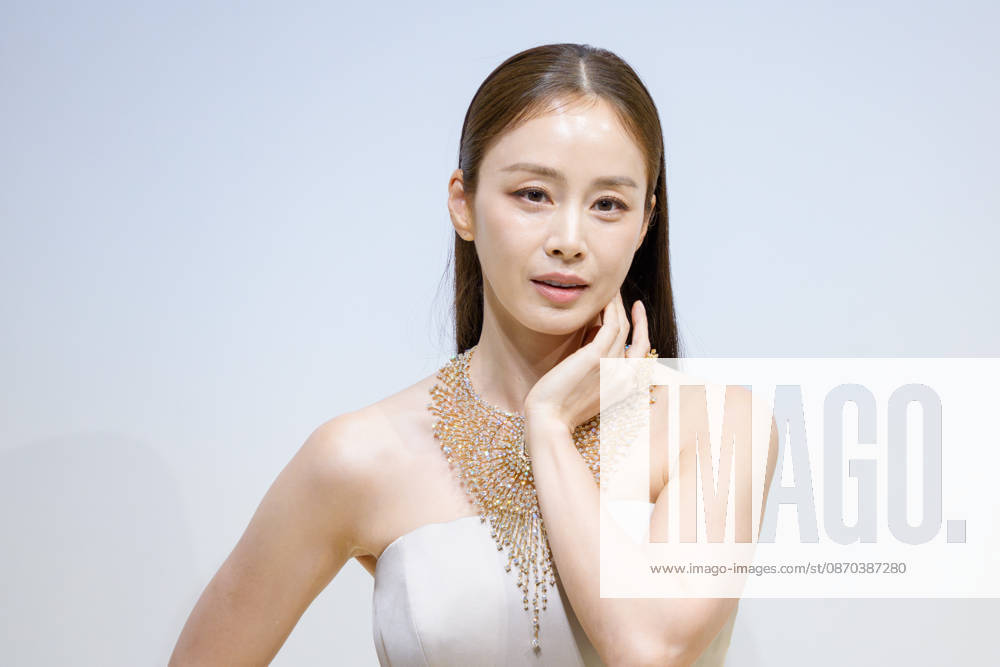 Monsieur FRED Golden Light photocall SEOUL, SOUTH KOREA, OCTOBER 22: South Korean actress Kim Tae-hee poses during a photocall for FRED s Monsieur FRED Golden Light high jewelry collection celebrating the brand s 90th anniversary at Seoul Auction Gangnam Center in Seoul, South Korea on October 22, 2026. Seoul Seoul Auction Gangnam Center South Korea 8294_288046