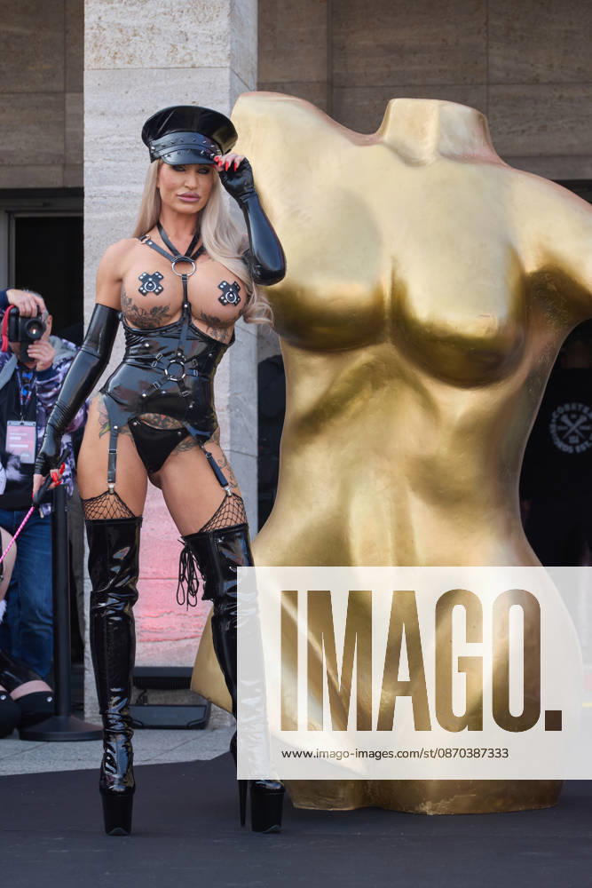 Calea Toxic. Eroeffnung der 29. Erotikmesse VENUS auf der Messe Berlin am 22.10.2026. 29.VENUS