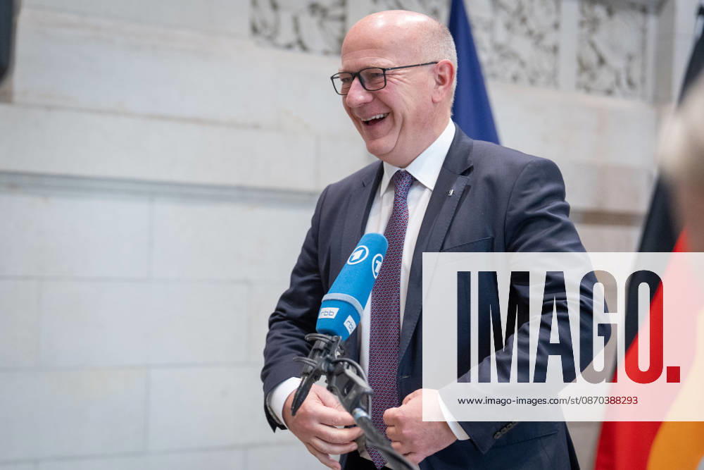 Ankunft im Bundesratsgebäude - Kai Wegner, amtierender Regierender Bürgermeister Berlin, gibt ein Pressestatement nach Abschluss der MPK im Empfangsbereich des Bundesratsgebäudes ab - TV-Interview mit ARD rbb Radio Berlin Brandenburg;Konferenz der Regierungschefs der Länder Ministerpräsidentenkonferenz MPK in Berlin, Berlin Berlin Deutschland Bundesratsgebäude