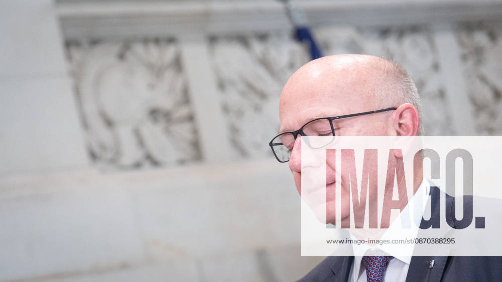 Ankunft im Bundesratsgebäude - Kai Wegner, amtierender Regierender Bürgermeister Berlin, gibt ein Pressestatement nach Abschluss der MPK im Empfangsbereich des Bundesratsgebäudes ab - TV-Interview mit ARD rbb Radio Berlin Brandenburg;Konferenz der Regierungschefs der Länder Ministerpräsidentenkonferenz MPK in Berlin, Berlin Berlin Deutschland Bundesratsgebäude