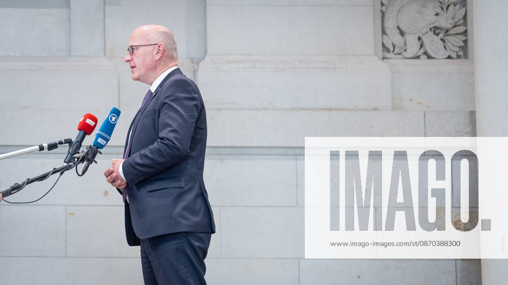 Ankunft im Bundesratsgebäude - Kai Wegner, amtierender Regierender Bürgermeister Berlin, gibt ein Pressestatement nach Abschluss der MPK im Empfangsbereich des Bundesratsgebäudes ab - TV-Interview mit ARD rbb Radio Berlin Brandenburg;Konferenz der Regierungschefs der Länder Ministerpräsidentenkonferenz MPK in Berlin, Berlin Berlin Deutschland Bundesratsgebäude