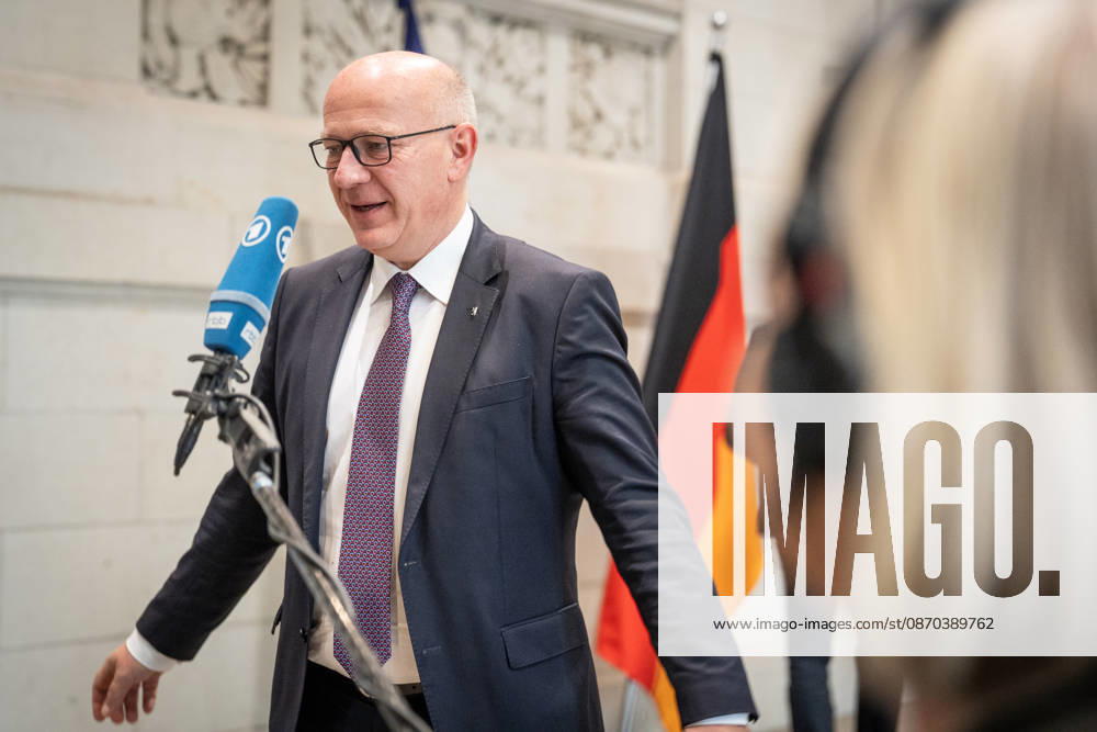 Ankunft im Bundesratsgebäude - Kai Wegner, amtierender Regierender Bürgermeister Berlin, gibt ein Pressestatement nach Abschluss der MPK im Empfangsbereich des Bundesratsgebäudes ab - TV-Interview mit ARD rbb Radio Berlin Brandenburg;Konferenz der Regierungschefs der Länder Ministerpräsidentenkonferenz MPK in Berlin, Berlin Berlin Deutschland Bundesratsgebäude