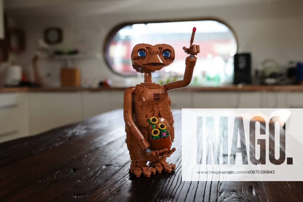 LILLE Lego AND PHOTOPQR VOIX DU NORD FLORENT MOREAU October 22, 2026 LILLE October 22, 2026 Richard, who lives on a houseboat at the Gare d’Eau in the Bois Blancs neighborhood, created a Lego figure of E.T. the Extra-Terrestrial after entering a contest organized by the plastic brick brand. PHOTO: FLORENT MOREAU, LA VOIX DU NORD, Lille, France, Oct. 22, 2026 Richard, who lives on a houseboat at the Gare d’eau in the Bois Blancs neighborhood, created a Lego figure of E.T. the Extra-Terrestrial after entering a contest organized by the plastic brick brand HAUTS-DE-FRANCE France