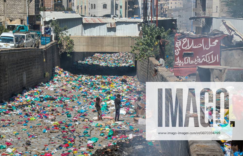 Streets of Taiz fill with waste as fuel supplies are cut off TAIZ, YEMEN - OCTOBER 22: Piles of garbage and waste accumulate are seen on streets in Taiz, Yemen on October 22, 2026. Waste collection activities have almost ground to a halt as Houthi forces launched a counter-offensive against government troops, besieging the strategically located city, blocking roads, and preventing fuel delivery to the region alongside ongoing security issues. Hamza Mustafa Anadolu Taiz Yemen. Editorial use only. Please get in touch for any other usage.
