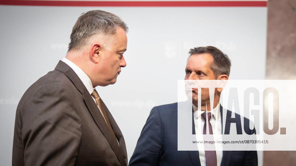 Abschlusspressekonferenz - Gordon Schnieder, Ministerpräsident Rheinland-Pfalz, mit Olaf Lies, Ministerpräsident Niedersachsen (von links);Konferenz der Regierungschefs der Länder Ministerpräsidentenkonferenz MPK in Berlin - Abschlusspresskonferenz, Berlin Berlin Deutschland Bundesratsgebäude