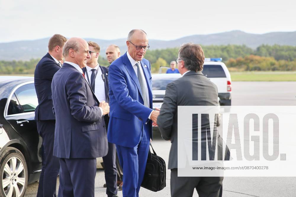 Tivat, Montenegro, 22.10.2026: Flughafen Tivat: Auslandsreise des Kanzlers zum Berlin Prozess -Gipfel: Bundeskanzler Friedrich Merz (CDU) wird nach den Gipfel verabschiedet