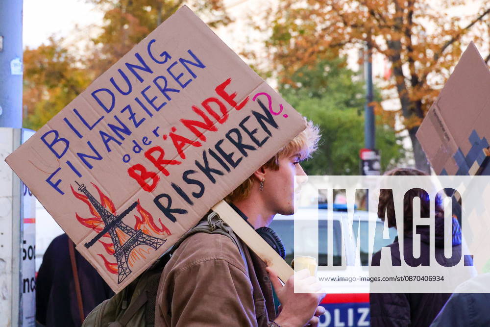 AUSTRIA, VIENNA - OCTOBER 22, 2026: A man holds a sign during a protest against the underfunding of public universities in Austria Vienna Austria - ZUMAt113 20261022_zaa_t113_678