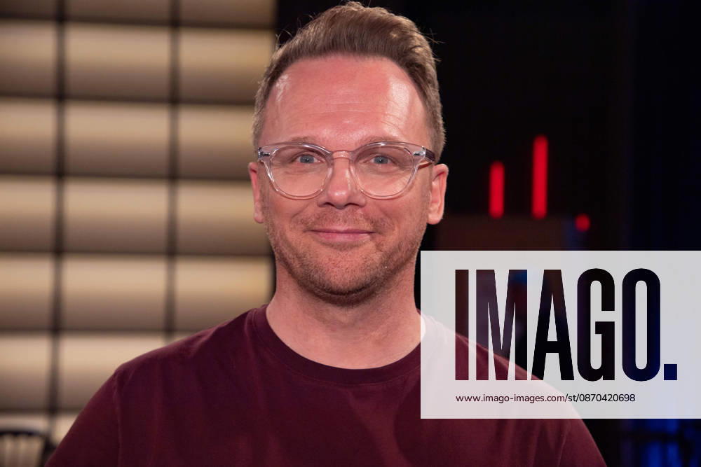 Ralf SCHMITZ, Comedian, Schauspieler, Portraet, Porträt, Portrait, Angeschnittenes Einzelbild, Einzelmotiv, zu Gast in der Sendung ,,Koelner Treff,, im WDR Fernsehen