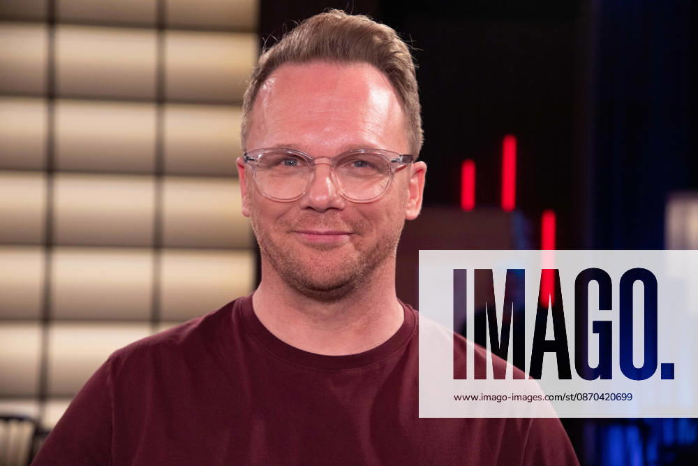 Ralf SCHMITZ, Comedian, Schauspieler, Portraet, Porträt, Portrait, Angeschnittenes Einzelbild, Einzelmotiv, zu Gast in der Sendung ,,Koelner Treff,, im WDR Fernsehen