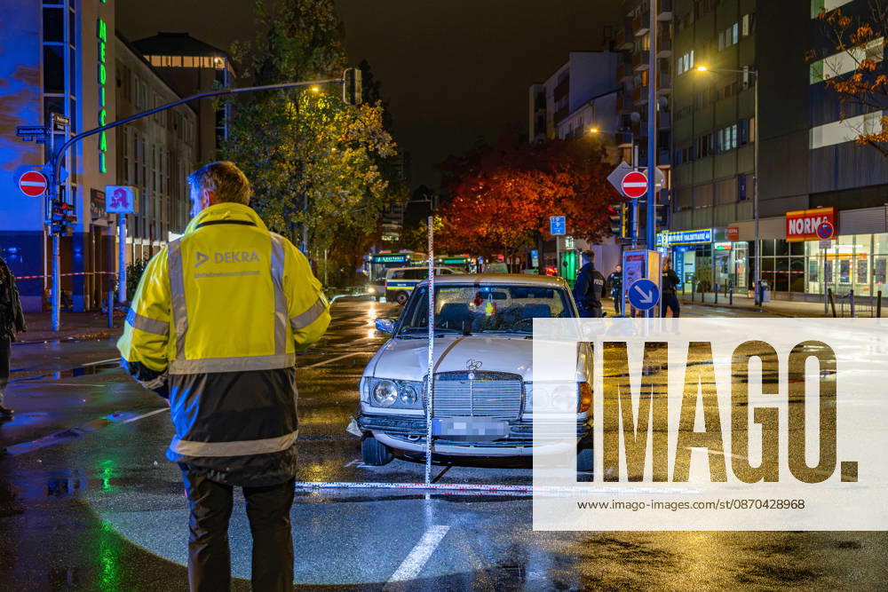 Fußgänger nach Zusammenstoß mit Mercedes lebensbedrohlich verletzt Am 22.10.2026 kam es gegen 19.10 Uhr an der Kreuzung Waldstraße Bismarckstraße in der Offenbacher Innenstadt zu einem schweren Verkehrsunfall. Ein 22-Jähriger war mit einem weißen Mercedes auf der Waldstraße in Richtung Spessartring unterwegs, als er mit einem 64-jährigen Fußgänger zusammenstieß. Der Mann wurde durch den Aufprall auf die Fahrbahn geschleudert und erlitt lebensbedrohliche Verletzungen. Rettungskräfte brachten ihn in kritischem Zustand in ein Krankenhaus, wo er intensivmedizinisch behandelt wurde. Die Polizei zog zur Rekonstruktion des Unfallgeschehens einen Sachverständigen hinzu und untersuchte unter anderem die gefahrene Geschwindigkeit sowie