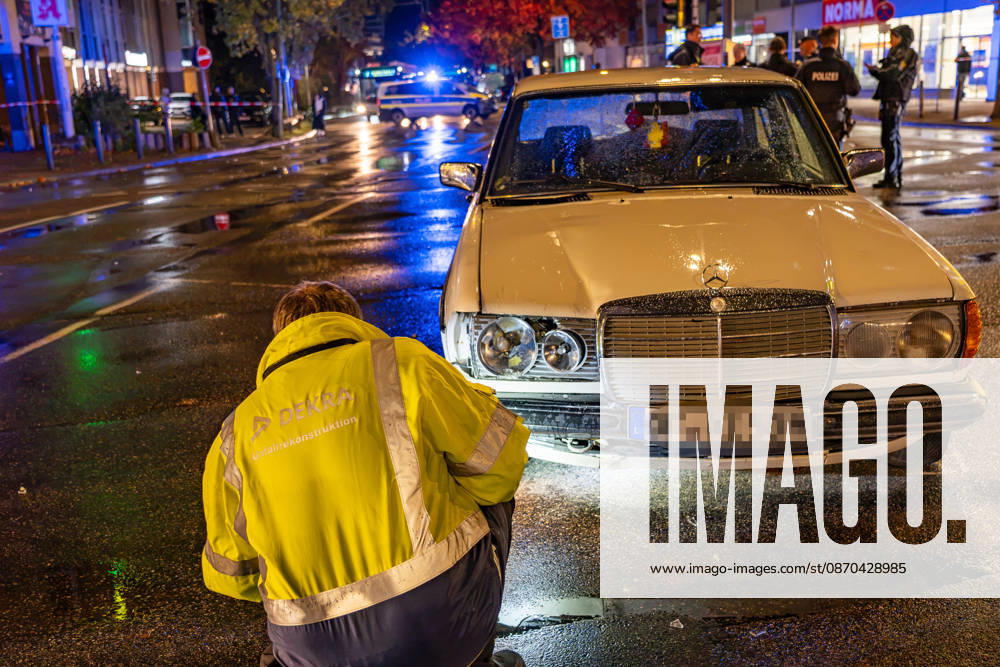 Fußgänger nach Zusammenstoß mit Mercedes lebensbedrohlich verletzt Am 22.10.2026 kam es gegen 19.10 Uhr an der Kreuzung Waldstraße Bismarckstraße in der Offenbacher Innenstadt zu einem schweren Verkehrsunfall. Ein 22-Jähriger war mit einem weißen Mercedes auf der Waldstraße in Richtung Spessartring unterwegs, als er mit einem 64-jährigen Fußgänger zusammenstieß. Der Mann wurde durch den Aufprall auf die Fahrbahn geschleudert und erlitt lebensbedrohliche Verletzungen. Rettungskräfte brachten ihn in kritischem Zustand in ein Krankenhaus, wo er intensivmedizinisch behandelt wurde. Die Polizei zog zur Rekonstruktion des Unfallgeschehens einen Sachverständigen hinzu und untersuchte unter anderem die gefahrene Geschwindigkeit sowie