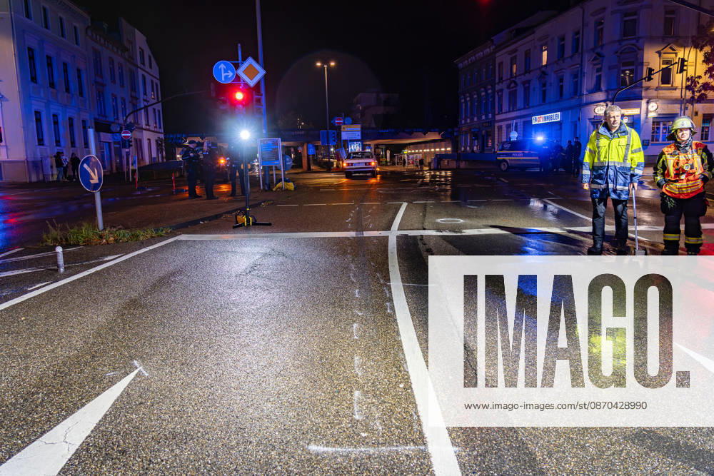 Fußgänger nach Zusammenstoß mit Mercedes lebensbedrohlich verletzt Am 22.10.2026 kam es gegen 19.10 Uhr an der Kreuzung Waldstraße Bismarckstraße in der Offenbacher Innenstadt zu einem schweren Verkehrsunfall. Ein 22-Jähriger war mit einem weißen Mercedes auf der Waldstraße in Richtung Spessartring unterwegs, als er mit einem 64-jährigen Fußgänger zusammenstieß. Der Mann wurde durch den Aufprall auf die Fahrbahn geschleudert und erlitt lebensbedrohliche Verletzungen. Rettungskräfte brachten ihn in kritischem Zustand in ein Krankenhaus, wo er intensivmedizinisch behandelt wurde. Die Polizei zog zur Rekonstruktion des Unfallgeschehens einen Sachverständigen hinzu und untersuchte unter anderem die gefahrene Geschwindigkeit sowie